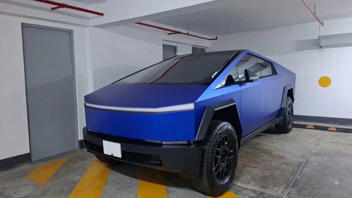 Vehículo eléctrico cargando en una vivienda de Lima